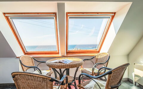Les Romarins: Bois, Daylighting, Dur, Tache De Bois, Chaise, Balcon, Parquet, Grenier