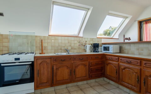 Les Romarins: Sol, Cuisine, Bois, Sol, Design Intérieur, Plafond, Comptoir, Cabinetry, Pièce, Principaux Appliance