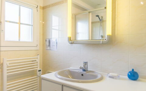 Tal Ar Mor: Miroir, Robinet, Évier, Armoire De Toilette, Cabinetry, Propriété, Luminaire Plomberie, Meubles, Bâtiment, Comptoir