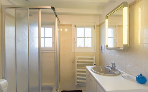 Tal Ar Mor: Évier, Robinet, Propriété, Bâtiment, Luminaire Plomberie, Evier, Miroir, Fenêtre, Design Intérieur