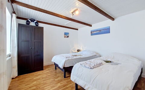 Ti an Naod: Lit, Chambre, Sol, Bois, Sol, Plafond, Drap De Lit, Design Intérieur, Literie, Parquet