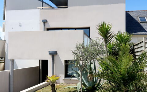 La Villa Marine: Meubles, Bâtiment, Table, Plante, Chaise, Plante D'Appartement, Ombre, Orange, Design Intérieur, Sol