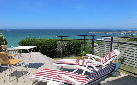 La Villa Marine: L'Eau, Ciel, Propriété, Meubles, Bleu Azur, Ombre, Chaise, Mobilier De Jardin, Nuage, Loisir