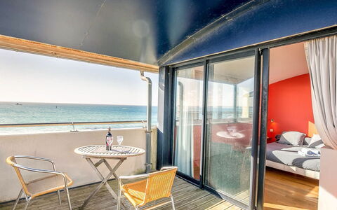 La Villa Marine: Meubles, Bâtiment, Table, Plante, Chaise, Plante D'Appartement, Ombre, Orange, Design Intérieur, Sol