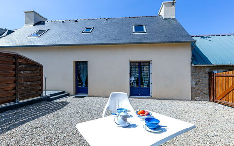 Ty Channed: Ciel, Bâtiment, Propriété, Fenêtre, Bleu, Porte, Bleu Azur, Maison, Architecture, Chaise