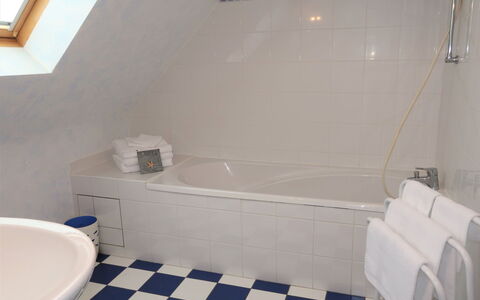 L'Hermine: Luminaire Plomberie, Propriété, Baignoire, Blanc, Bâtiment, Salle De Bains, Robinet, Tete De Douche, Cadre, Toilette