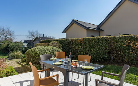 L'Hermine: Plante, Ciel, Meubles, Table, Propriété, Bâtiment, Chaise, Ombre, Mobilier De Jardin, Architecture