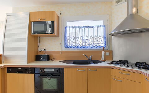 L'Hermine: Cabinetry, Evier, Comptoir, Propriété, Robinet, Évier, Cuisinière, Cuisine, Bâtiment, Bois