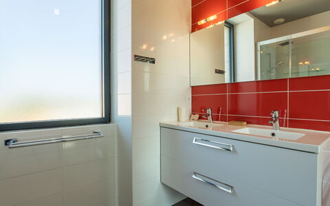Ty Angèle: Sol, Design Intérieur, Luminaire Plomberie, Armoire De Toilette, Sol, Salle De Bains, Plomberie, Robinet, Évier, Lavabo