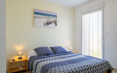 Tal Ar Mor: Meubles, Lit, Design Intérieur, Chambre, Sol, Sol, Pièce, Drap De Lit, Literie, Bois