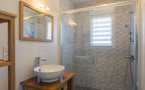 Tal Ar Mor: Salle De Bains, Lavabo, Sol, Luminaire Plomberie, Design Intérieur, Mur, Sol, Miroir, Évier, Armoire De Toilette