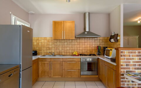 Ker Jean: Cabinetry, Comptoir, Propriété, Évier, Evier, Bâtiment, Cuisine, Bois, Design Intérieur, Cuisinière