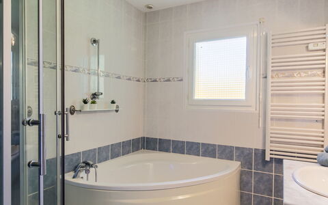 Ker Jean: Baignoire, Luminaire Plomberie, Propriété, Fenêtre, Bâtiment, Robinet, Salle De Bains, Douche, Éclairage