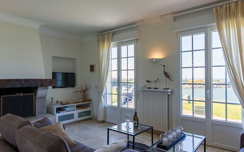 Cam Louis: Fenêtre, Bâtiment, Cadre, Canapé, Design Intérieur, Bois, Ombre, Sol, Porte
