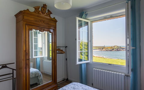 Cam Louis: Propriété, Meubles, Bâtiment, Bleu Azur, Porte, Bois, Ombre, Design Intérieur, Fenêtre