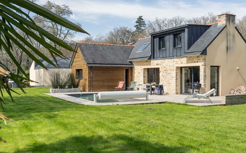 Breizh Riviera: Bâtiment, Ciel, Nuage, Plante, Fenêtre, Maison, Arbre, Lot Terre, Herbe, Chalet