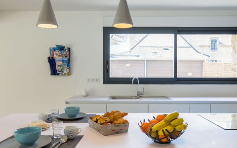 Breizh Riviera: Vaisselle, Vaisselle, Bâtiment, Table, Aliments, Cabinetry, Éclairage, Design Intérieur, Assiette, Serveware
