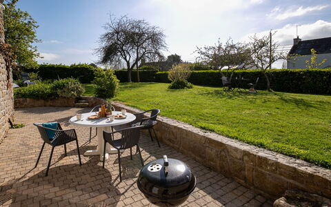 Bienvenue: Nuage, Ciel, Plante, Table, Propriété, Meubles, Chaise, Tableau De Plein Air, Arbre, Mobilier De Jardin