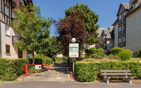 Cabourg 180: Plante, Ciel, Bâtiment, Jour, Fenêtre, Feuille, Surface De La Route, Design Urbain, Extérieur Banc, Herbe