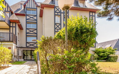 Cabourg 180: Plante, Propriété, Ciel, La Nature, Bâtiment, Fenêtre, Botanique, Végétation, Lot Terre, Quartier