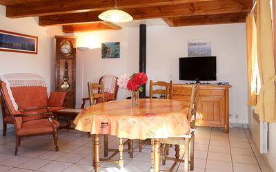 Ty Izella (Czn121) 616.2: Pièce, Propriété, Meubles, Bâtiment, Salle À Manger, Plafond, Table, Design Intérieur, Sol, Maison
