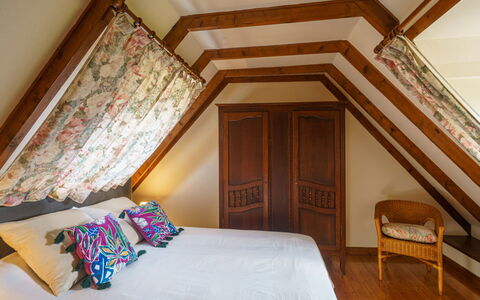 Chez Jeanne: Meubles, Propriété, Bâtiment, Fenêtre, Confort, Bois, Textile, Design Intérieur, Sol, Lit
