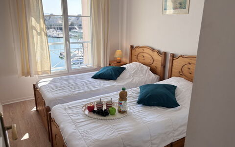 Le Manoir: Meubles, Bois, Design Intérieur, Sol, Sol, Chambre, Linge, Pièce, Lit, Literie