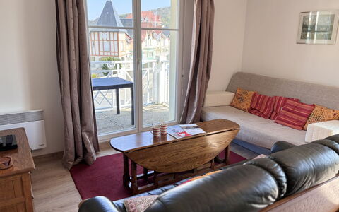 Le Manoir: Meubles, Sol, Appartement, Sol, Design Intérieur, Chaise, Tache De Bois, Dur, Balcon, Table Basse