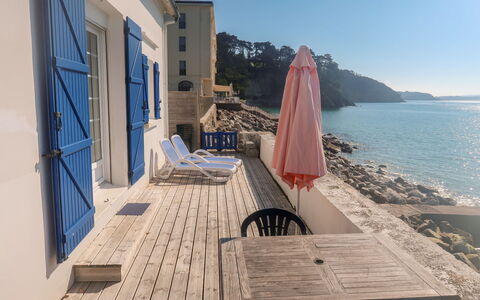 Les Embruns: L'Eau, Ciel, Meubles, Bâtiment, Bleu Azur, Plante, Bois, Mobilier De Jardin, Chaise, Chalet