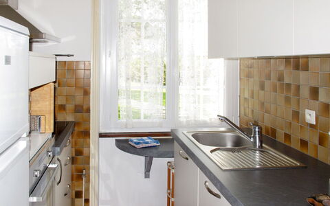 Les Embruns: Pièce, Propriété, Comptoir, Cuisine, Meubles, Bâtiment, Design Intérieur, Maison, Sol, Tuile