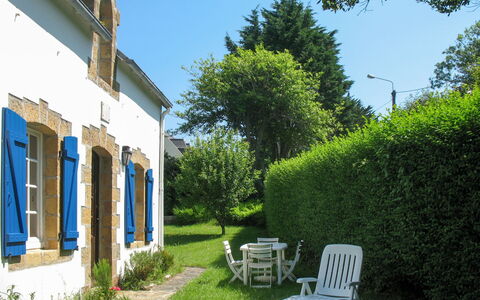 Les Sapins: Propriété, Vert, Maison, Herbe, Bâtiment, Arbre, Immobilier, Chalet, Arbuste, Architecture