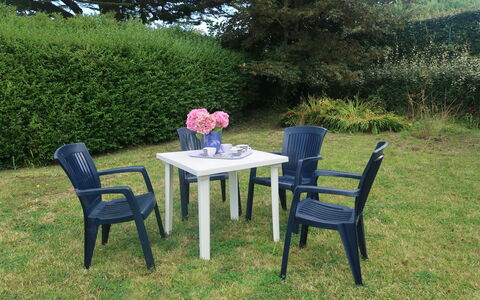 Les Sapins: Plante, Table, Meubles, Communauté Des Plantes, Tableau De Plein Air, Chaise, Arbre, Paysage Naturel, Mobilier De Jardin, Lot Terre