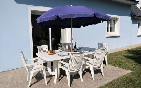 Ty Coat Pin: Table, Meubles, Bâtiment, Fenêtre, Plante, Chaise, Parapluie, Tableau De Plein Air, Mobilier De Jardin, Ombre