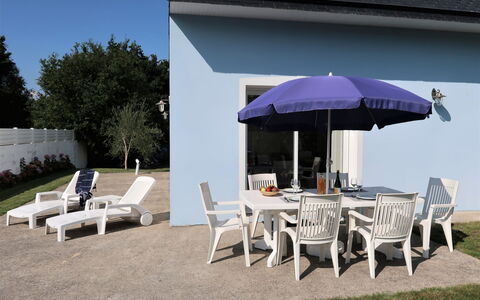 Ty Coat Pin: Table, Meubles, Propriété, Bâtiment, Chaise, Plante, Ombre, Fenêtre, Mobilier De Jardin, Ciel