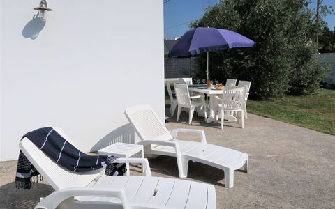 Ty Coat Pin: Meubles, Propriété, Ciel, Table, Parapluie, Plante, Mobilier De Jardin, Ombre, Tableau De Plein Air, Chaise