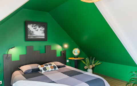 Tregunc 634: Propriété, Meubles, Vert, Confort, Bleu, Design Intérieur, Lampe, Cadre De Lit, Sol, Mur