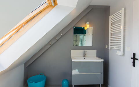 Tregunc 634: Miroir, Propriété, Évier, Robinet, Luminaire Plomberie, Design Intérieur, Bois, Salle De Bains, Lavabo