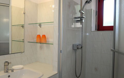 Pont L'Abbé 608: Luminaire Plomberie, Tete De Douche, Propriété, Évier, Blanc, Bar De Douche, Porte De Douche, Salle De Bains, Robinet, Douche