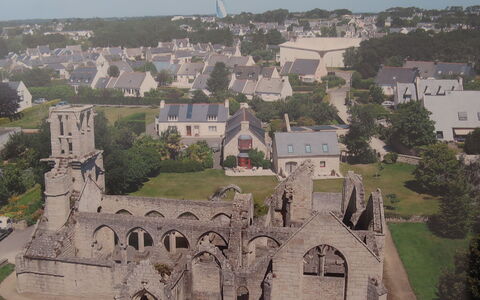 Pont L'Abbé 608: Bâtiment, Ciel, Propriété, Plante, Arbre, Design Urbain, Paysage, Maison, Ville, Façade
