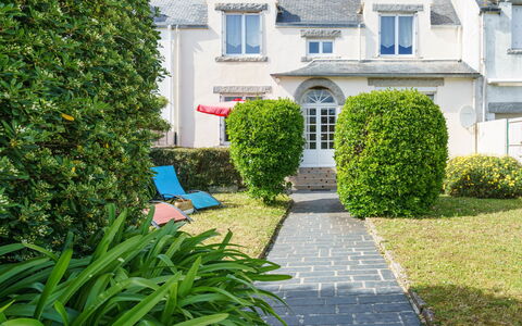 Ty Martelod: Plante, Propriété, Fenêtre, Vert, Bâtiment, Maison, Végétation, Architecture, Herbe, Ciel