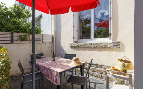 Ty Martelod: Table, Meubles, Plante, Chaise, Bâtiment, Ombre, Mobilier De Jardin, Tableau De Plein Air, Design Intérieur, Parapluie