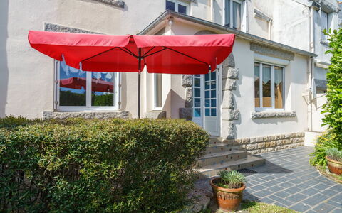 Ty Martelod: Plante, Bâtiment, Fenêtre, Pot De Fleur, Ombre, Maison, Quartier, Zone Résidentielle, Porte, Immobilier