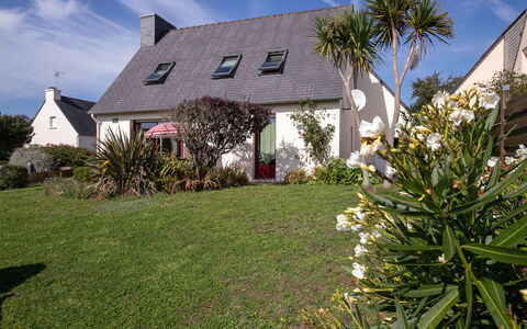 Tal Ar Mor: Nuage, Ciel, Plante, Propriété, Bâtiment, Arbre, Paysage Naturel, Fenêtre, Maison, Végétation