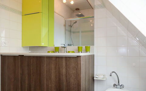 Tal Ar Mor: Salle De Bains, Pièce, Propriété, Tuile, Jaune, Design Intérieur, Évier, Robinet, Mur, Armoire De Toilette
