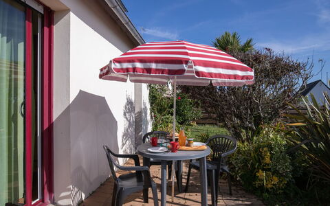 Tal Ar Mor: Ciel, Plante, Table, Propriété, Meubles, Ombre, Bâtiment, Tableau De Plein Air, Mobilier De Jardin, Chaise