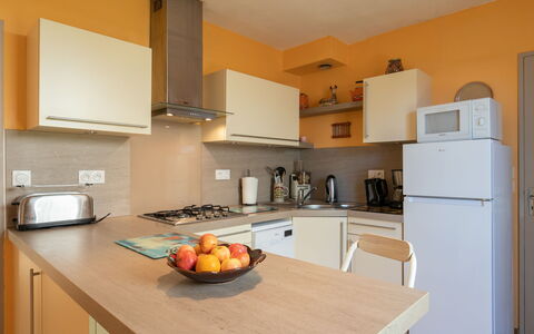 Tal Ar Mor: Comptoir, Cabinetry, Table, Propriété, Meubles, Appareil De Cuisine, Cuisine, Evier, Cuisinière, Électroménager
