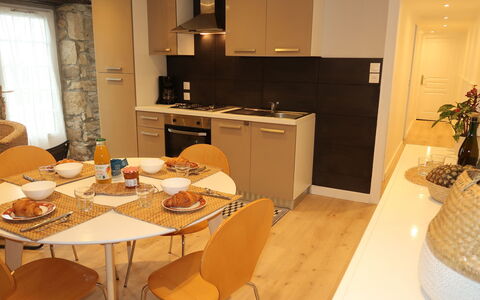 Plozévet 605: Meubles, Cabinetry, Propriété, Comptoir, Table, Chaise, Cuisine, Fenêtre, Bois, Éclairage