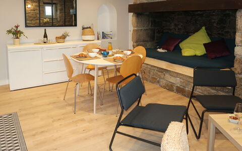 Plozévet 605: Table, Meubles, Cadre, Propriété, Canapé, Chaise, Bois, Design Intérieur, Éclairage, Sol
