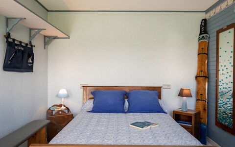 Ty Glas: Meubles, Bâtiment, Bleu Azur, Confort, Textile, Bois, Lit, Sol, Oreiller, Cadre De Lit