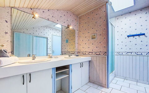 Pors Bae: Sol, Luminaire Plomberie, Sol, Design Intérieur, Plafond, Salle De Bains, Robinet, Plomberie, Éclairage, Évier